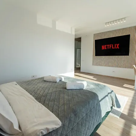 Floor Fluxury Penthouse - Family Friendly - Mountain View - Huge Terrace דירה *