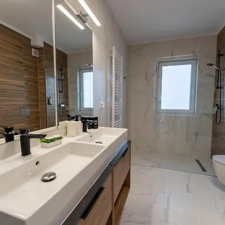 Luxury Penthouse 11th Floor Mountain View Large Terrace Floor Heating New Building Board Games Self Check-in Shopping Center 360 Tour Free Parking * Brașov