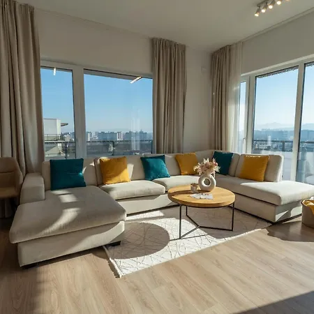 Apartament Luxury Penthouse 11th Floor Mountain View Large Terrace Floor Heating New Building Board Games Self Check-in Shopping Center 360 Tour Free Parking Brașov