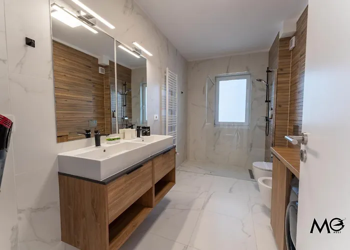 Stunning Holiday Penthouse - Family Friendly - Mountain View - Huge Terrace - Top Floor - Acs - Outlet Mall - Grocery * בראשוב