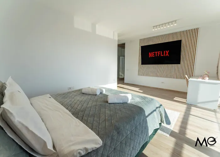 Stunning Holiday Penthouse - Family Friendly - Mountain View - Huge Terrace - Top Floor - Acs - Outlet Mall - Grocery דירה *