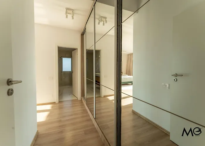 Stunning Holiday Penthouse - Family Friendly - Mountain View - Huge Terrace - Top Floor - Acs - Outlet Mall - Grocery דירה *