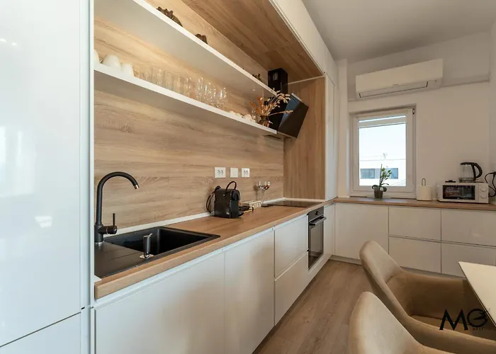 Stunning Holiday Penthouse - Family Friendly - Mountain View - Huge Terrace - Top Floor - Acs - Outlet Mall - Grocery בראשוב