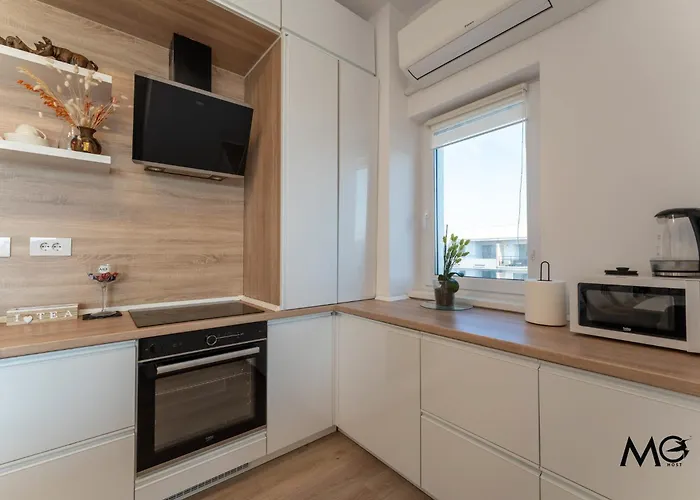 Stunning Holiday Penthouse - Family Friendly - Mountain View - Huge Terrace - Top Floor - Acs - Outlet Mall - Grocery